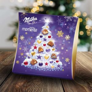Milka-Adventskalender vorm Weihnachtsbaum